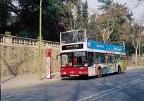 Autobus de la lnea 100 parado en la Plaza de Pedralbes