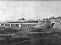 Tranva elctrico de Badalona a su paso por el puente de hierro del Rio Bess, principios del siglo XX