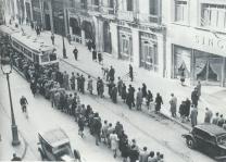Larga cola en la calle Fontanella en enero de 1947