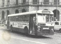 Autobus de Urbas de la lnea UC girando en la calle Balmes/Gran Va para llegar a su final en la Pl. Universidad