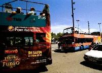 Vehículos rivales Un Bus Turístic de TMB, izquierda, y uno de Barcelona Tours