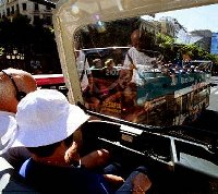Un autobús de Juliatours, tras otro de TMB